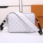 LV Outdoor Messenger - Image 6